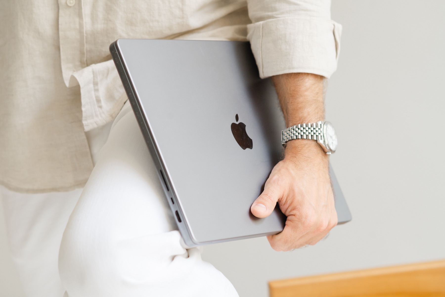 Carrying the studio in one hand